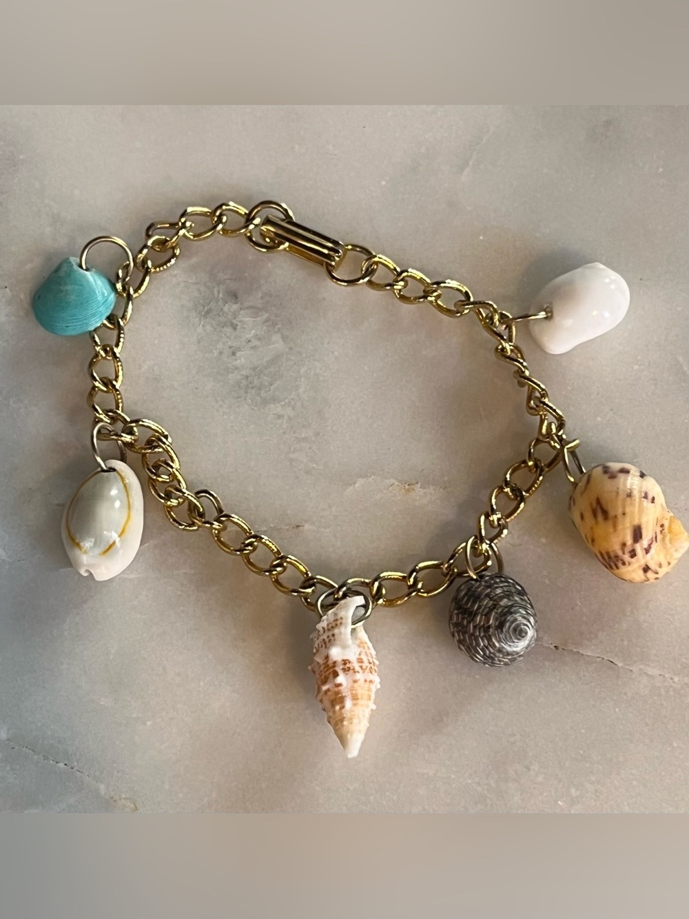 Vintage Gold Tone Seashell Charm Bracelet – Beachy Coastal Jewelry (7.5")